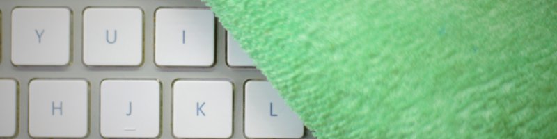 teclado y trapo verde